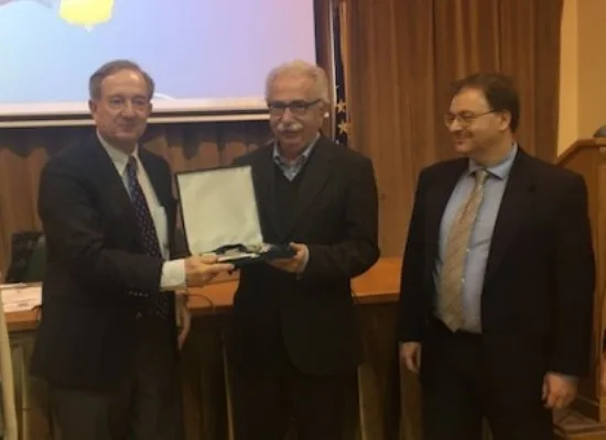 Τιμητική  πλακέτα στον Υπουργό Παιδείας για την ίδρυση του Παν. Δυτικής Αττικής