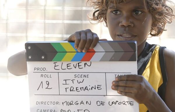 Παιδιά απ΄ όλο τον κόσμο παίζουν μπάλα με προσφυγόπουλα με στόχο να “διαλύσουν” τον ρατσισμό