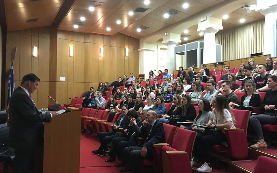 Βέλγοι φοιτητές ξεναγούνται στο Τμήμα Φαρμακευτικής του Πανεπιστημίου Αθηνών