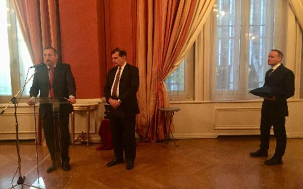 Απονομή τιμητικής διάκρισης από τον Πρέσβη της Γαλλίας στον Πρύτανη του ΕΚΠΑ