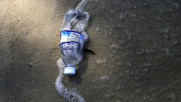 Επιστήμονες δημιούγησαν ένζυμο που τρώει πλαστικά μπουκάλια