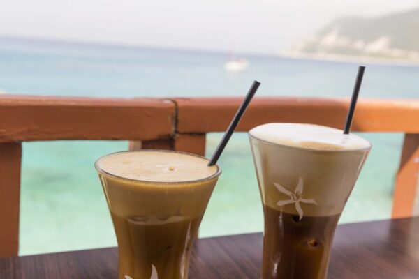 Τέλος σε πλαστικά καλαμάκια, μαχαιροπήρουνα, πιάτα, μπατονέτες και μπουκάλια μιας χρήσης