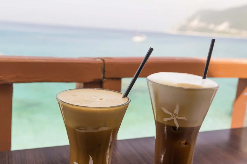 Τέλος σε πλαστικά καλαμάκια, μαχαιροπήρουνα, πιάτα, μπατονέτες και μπουκάλια μιας χρήσης