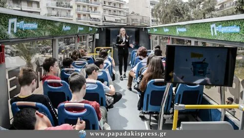 Μαθητές στα θρανία του λεωφορείου Ανακύκλωσης