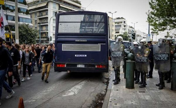 Σε συλλήψεις μετατράπηκαν οι προσαγωγές των δύο διαδηλωτών του αντιπολεμικού συλλαλητηρίου
