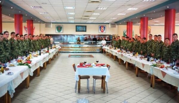 Συγκινητικό: Έστρωσαν πασχαλινό τραπέζι για τους δύο στρατιωτικούς