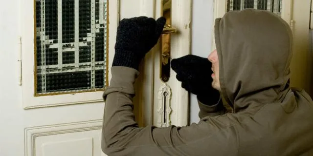 “Σημαντικη μείωση των ληστειών με σοβαρούς τραυματισμούς εντός οικιών στην Αττική”