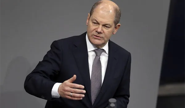 Handelsblatt: Ο Σολτς θα ζητήσει στο ΔΝΤ ελάφρυνση του ελληνικού χρέους