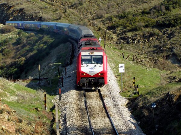 Αναστέλλονται οι κινητοποιήσεις σε προαστιακό και τρένα