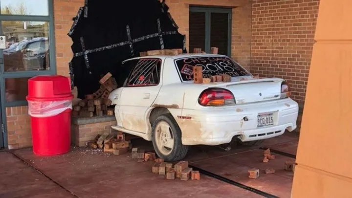 Η καλύτερη φάρσα τελειοφοίτων