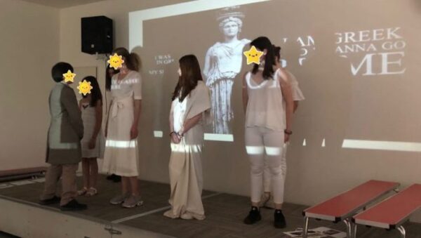 Ηθοποιοί στον ρόλο των Καρυάτιδων, του Ερωτόκριτου και του λόρδου Έλγιν τα ελληνόπουλα της Γενεύης