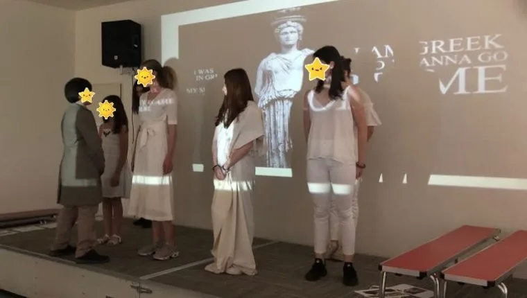 Ηθοποιοί στον ρόλο των Καρυάτιδων, του Ερωτόκριτου και του λόρδου Έλγιν τα ελληνόπουλα της Γενεύης