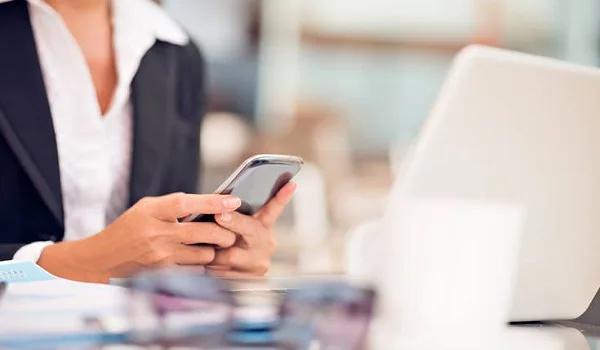 Θα επανεξεταστεί  ο φόρος για τα κινητά