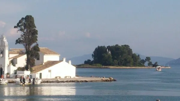 Ποντικονήσι: Το πέτρινο καράβι του Οδυσσέα, αγαπημένο νησί της πριγκίπισσας Σίσυ, με μοναδικό μόνιμο κάτοικο σήμερα τον «Κάιζερ»