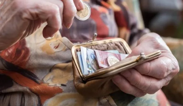 Συντάξεις: Τσεκούρι ως και πάνω από 400 ευρώ