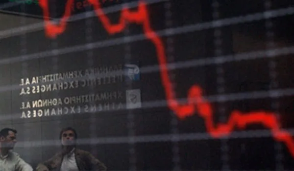 Η Ιταλία ανεβάζει τα ελληνικά ομόλογα και ρίχνει το Χρηματιστήριο Αθηνών