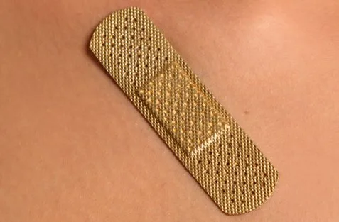 Τσιρότα που απελευθερώνουν φαρμακευτικές και καλλυντικές ουσίες