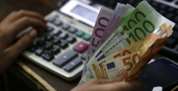 Πολυνομοσχέδιο: Φορολογικές διατάξεις που ευνοούν περιστασιακά απασχολούμενους και νέους επαγγελματίες