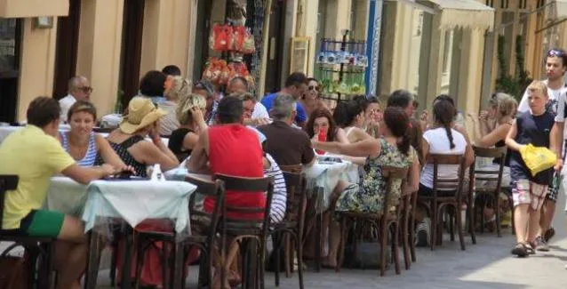 Σε τουριστικά επαγγέλματα επτά στις δέκα προσλήψεις τον Μάιο