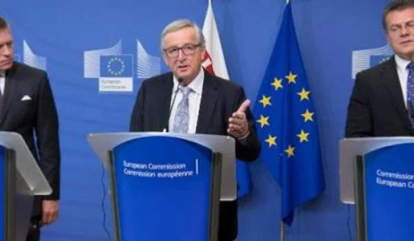 Ο Γιουνκέρ προειδοποιεί: Κατανομή ευρωκονδυλίων με βάση τη συμμετοχή στο προσφυγικό