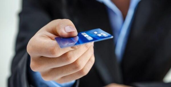 Μετρητά τέλος: Οι Έλληνες πληρώνουν με 16,3 εκατ. κάρτες