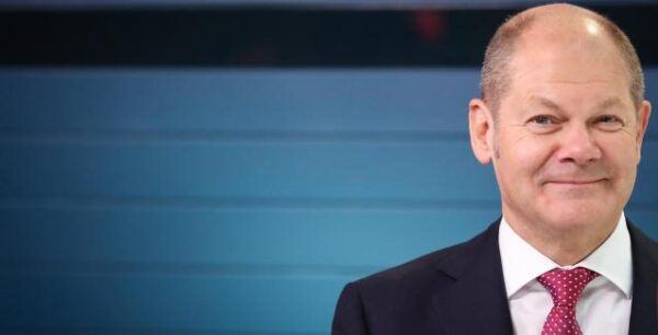 Σολτς: Η Ελλάδα σύντομα θα σταθεί πάλι στα πόδια της