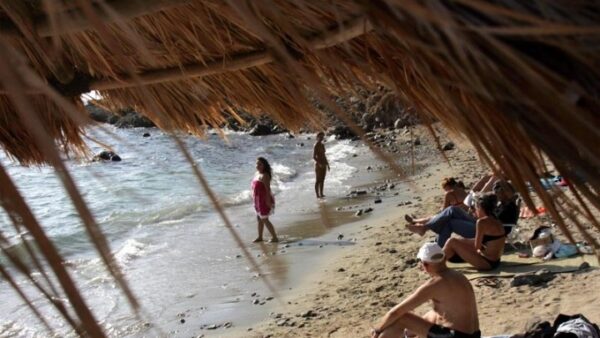 Πρωτοβουλία Ελληνοαμερικανών μαθητών για τον καθαρισμό των ακτών της Σαρωνίδας