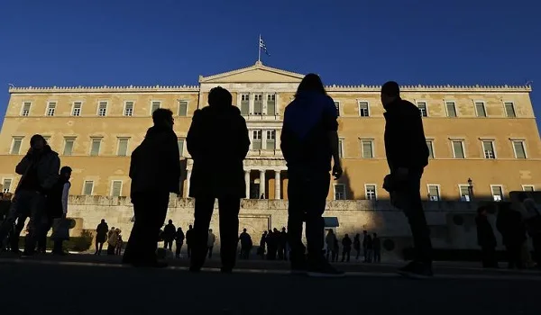 Le Monde: Χάρη στο κουράγιο των Ελλήνων  η Ελλάδα επέζησε