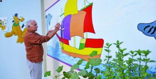 Έδωσε «ζωή» στους τοίχους 30 σχολείων