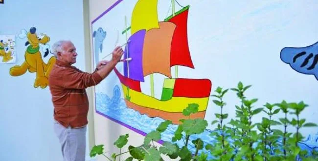 Έδωσε «ζωή» στους τοίχους 30 σχολείων