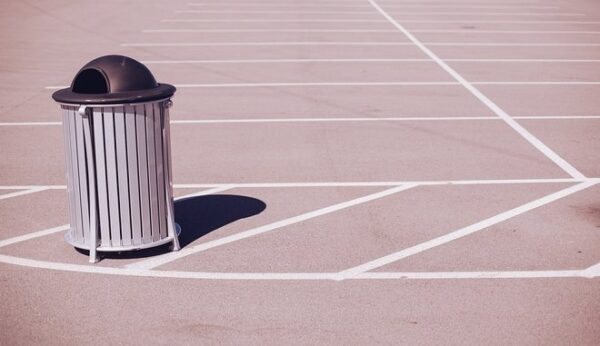 “Έξυπνος” κάδος ανακυκλώνει μόνος του τα απορρίμματα