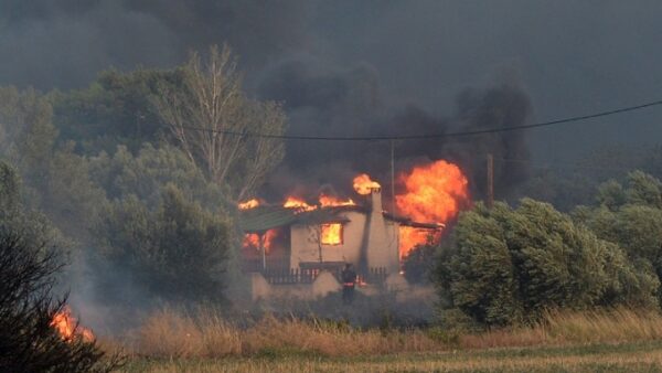 Για 3η ημέρα παραμένουν σε εξέλιξη οι πυρκαγιές σε Κινέτα και Καλλιτεχνούπολη