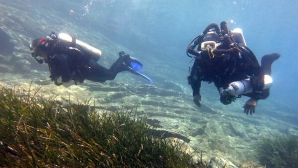 Κατάδυση στον βυθό με τον πρώτο παραπληγικό εκπαιδευτή