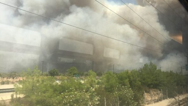 Κινέτα: Έκλεισαν η νέα και η παλαιά εθνική οδός Αθηνών – Κορίνθου – Εκκενώθηκαν 3 οικισμοί