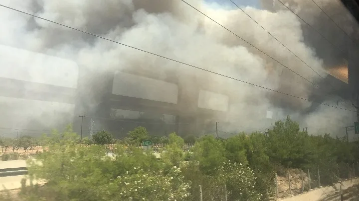 Κινέτα: Έκλεισαν η νέα και η παλαιά εθνική οδός Αθηνών – Κορίνθου – Εκκενώθηκαν 3 οικισμοί