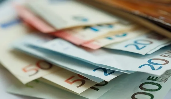 Πότε κινδυνεύουν με κατασχέσεις κοινοί τραπεζικοί λογαριασμοί