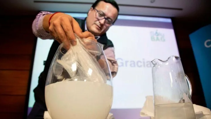 Μηχανικοί σχεδιάζουν μη ρυπογόνα σακούλα, διαλυτή στο νερό