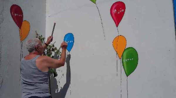 Ο παππούς Γιώργος που ζωγραφίζει και ομορφαίνει προαύλια των σχολείων της Πάτρας