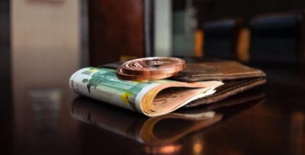 Στα €1.166 και στα €378 οι μέσοι μισθοί πλήρους και μερικής απασχόλησης