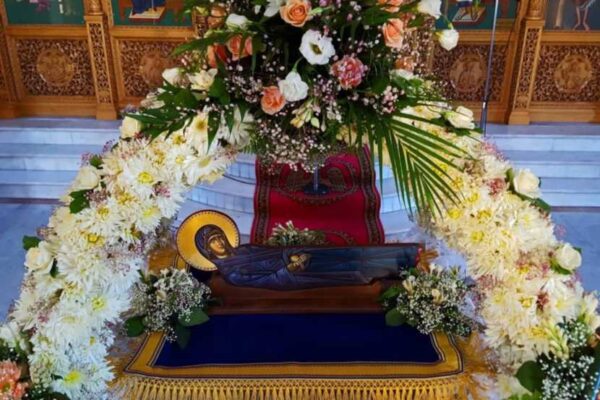 Δεκαπενταύγουστος:  Η Ελλάδα «φοράει» τα γιορτινά της και αποτίει τιμές στην Παναγία Θεοτόκο