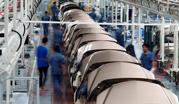 Οικονομικός πόλεμος Τραμπ σε ΕΕ: Δασμοί 25% σε κάθε αυτοκίνητο από την Ευρώπη