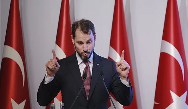 Πρόγραμμα λιτότητας χωρίς το ΔΝΤ και capital controls εξήγγειλε ο γαμπρός του Ερντογάν