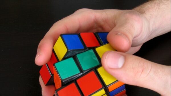 Γεωργία: 18χρονος έλυσε έξι κύβους του Ρούμπικ κάτω από το νερό και με μια ανάσα