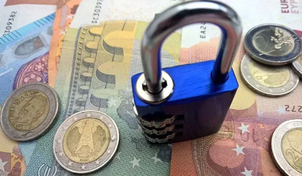 Με κατασχέσεις σε μισθούς και συντάξεις απειλούνται χιλιάδες φορολογούμενοι