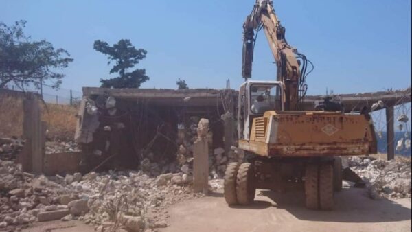 Ξεκίνησε η κατεδάφιση των αυθαίρετων κτισμάτων