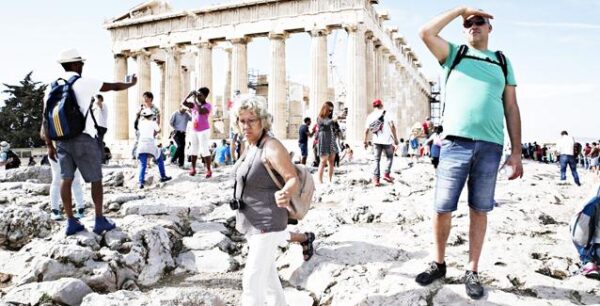 Αυξάνονται οι τουρίστες στην Ελλάδα, αλλά δεν ξοδεύουν χρήματα