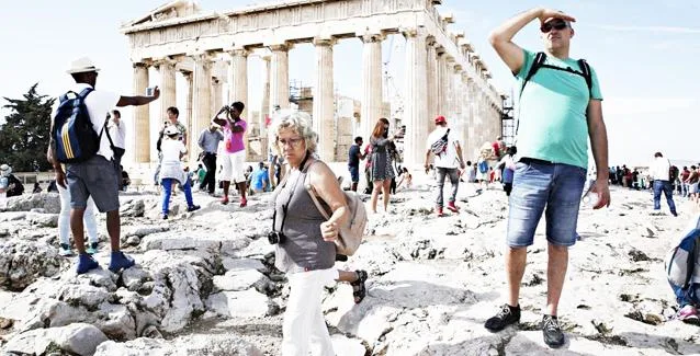 Αυξάνονται οι τουρίστες στην Ελλάδα, αλλά δεν ξοδεύουν χρήματα