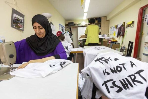 Το μακό μπλουζάκι που δίνει δουλειά σε πρόσφυγες!