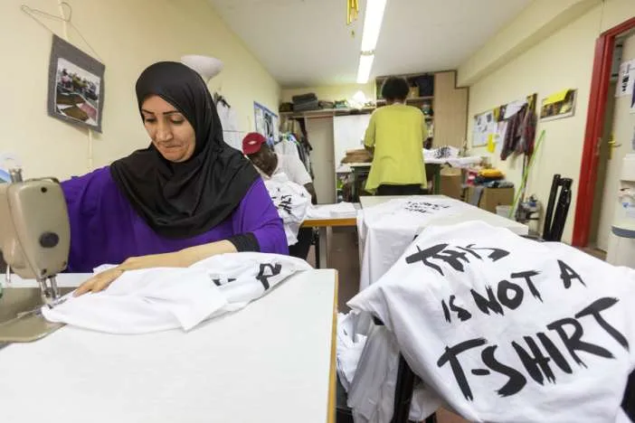 Το μακό μπλουζάκι που δίνει δουλειά σε πρόσφυγες!