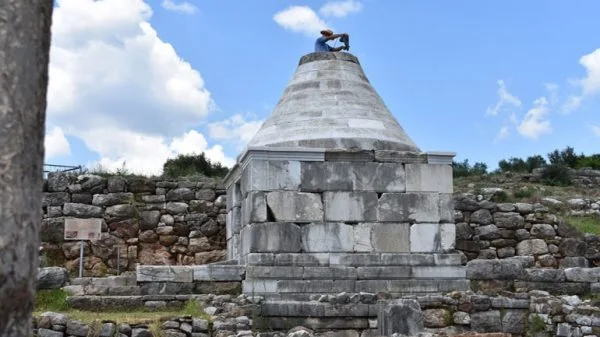 Πέτρος Θέμελης: “Τα μνημεία πρέπει να είναι ανοικτά στο κοινό”